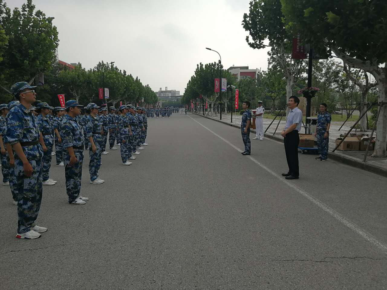 习习秋风军训情，丝丝凉意暖人心